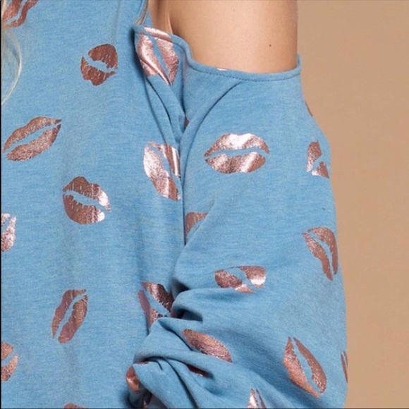 B16💙Gorgeous💙Soft lip-print sweater- WOW! Details!🌟 - Picture 2 of 6